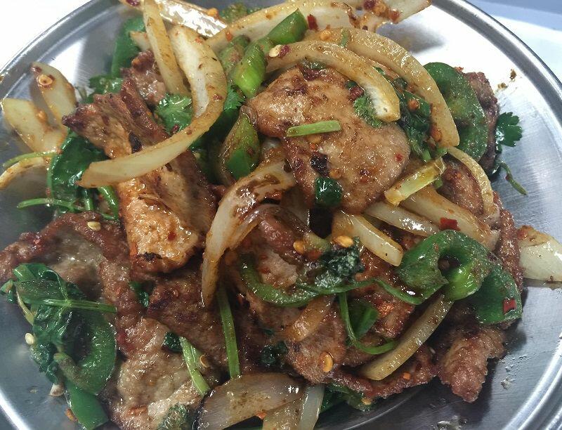 62. Beef W. Onion & Chili In Hot Pot (SPICY)